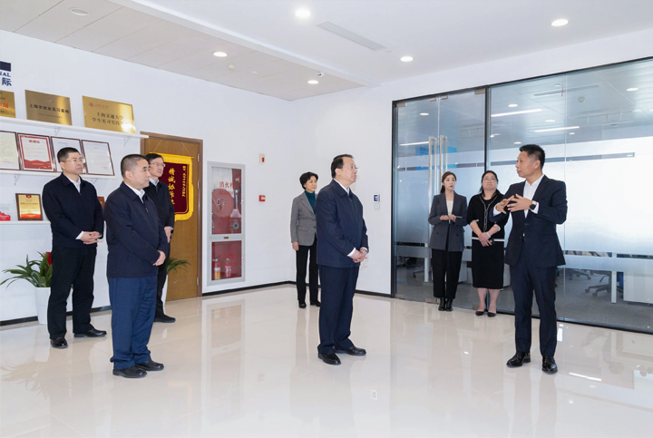 上海市长龚正一行察看AI知名人力资源服务公司易币付(中国)国际的AI赋能人力资源数据动态分析平台